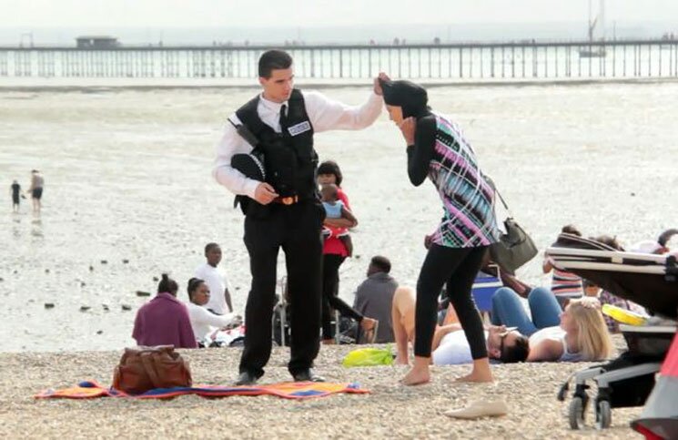 شرطي يجبر “أمينة” على خلع البوركيني لاختبار تفاعل البريطانيين ـ فيديو