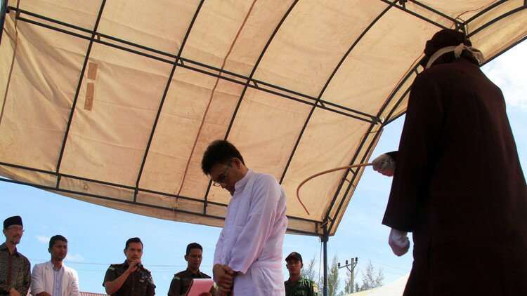 تطبيق الشريعة أمام العامة في باندا آتشيه في إندونيسيا